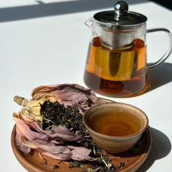 Thé vert grand cru du Vietnam dans une fleur de lotus entière
