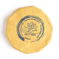 Cake of 2017 Sheng dark tea from Vietnam - L'Autre Thé Paris