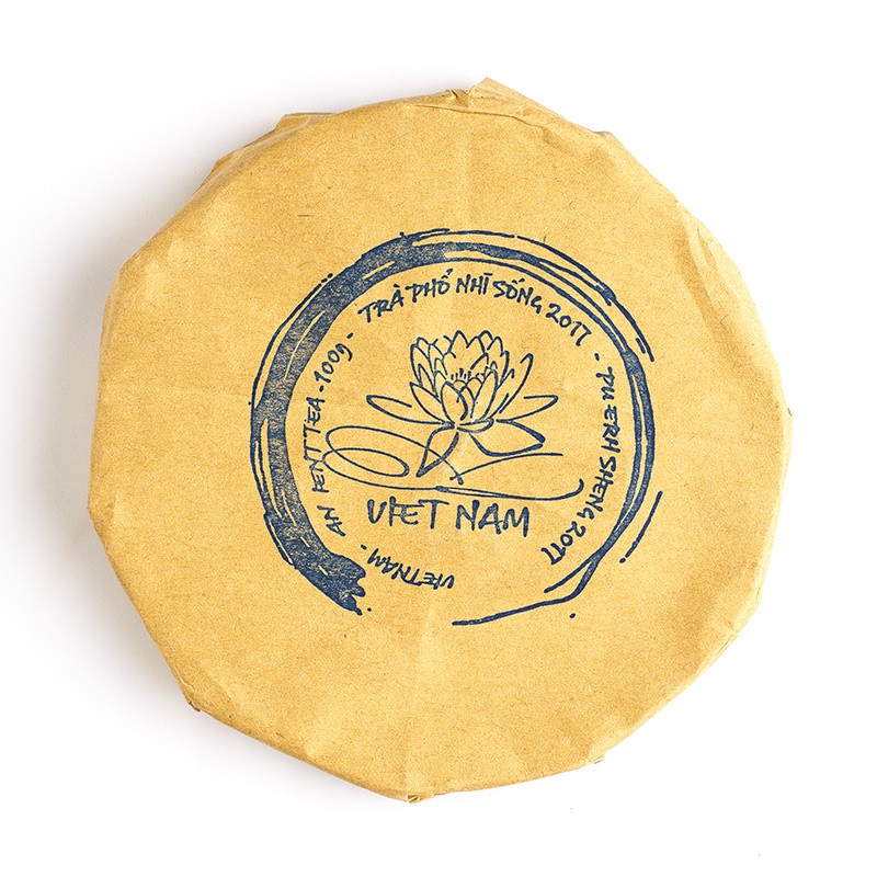 Cake of 2017 Sheng dark tea from Vietnam - L'Autre Thé Paris