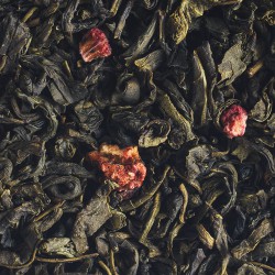 Organic green tea with red berries in bulk.